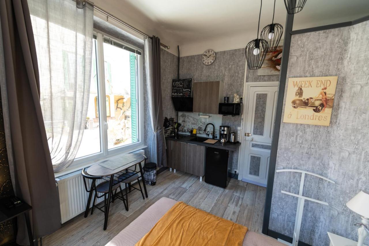 Studio Malou, Cuisine, Salle D'Eau, Terrasse Amenagee Olliergues Екстер'єр фото