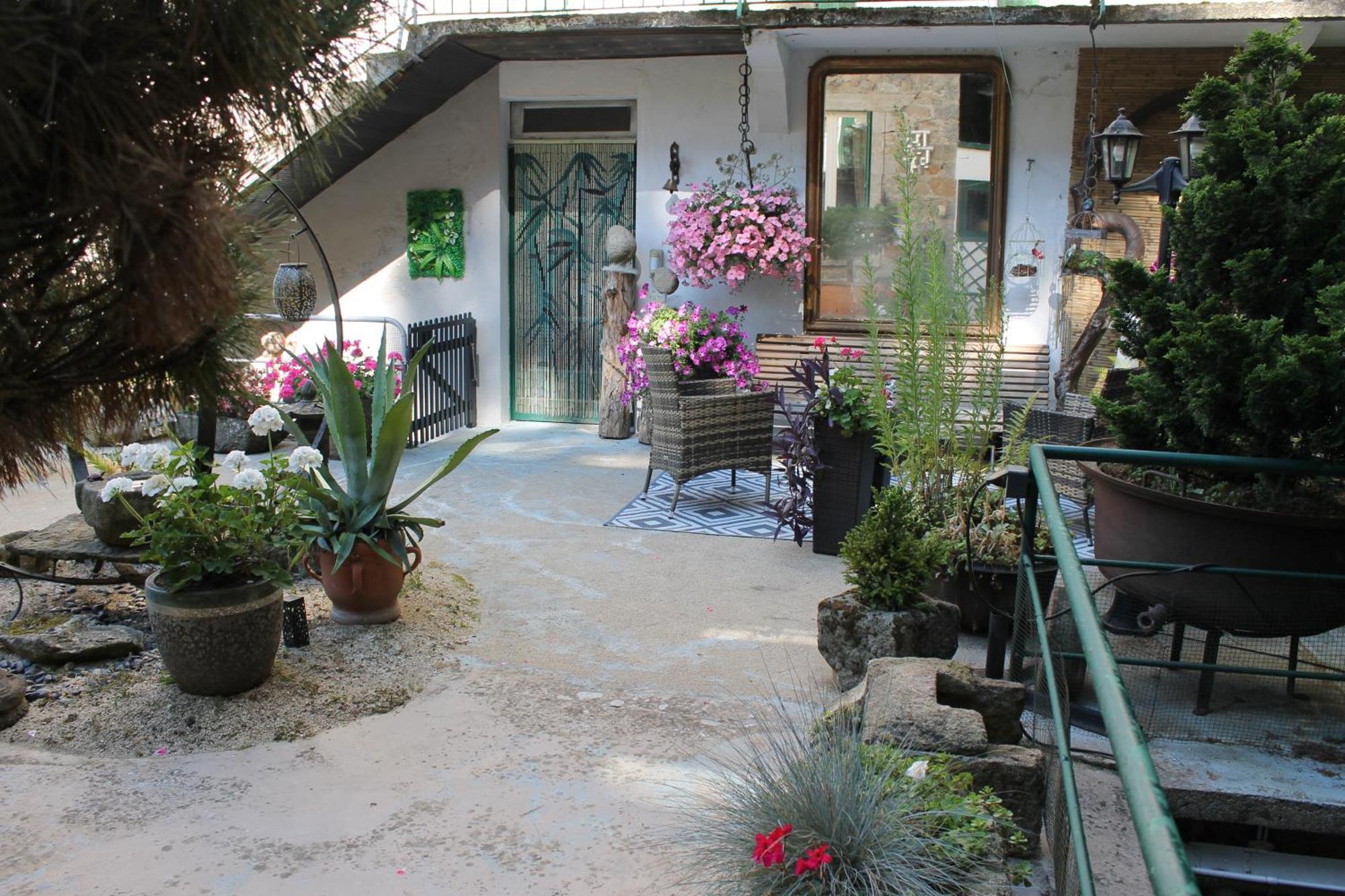 Studio Malou, Cuisine, Salle D'Eau, Terrasse Amenagee Olliergues Екстер'єр фото