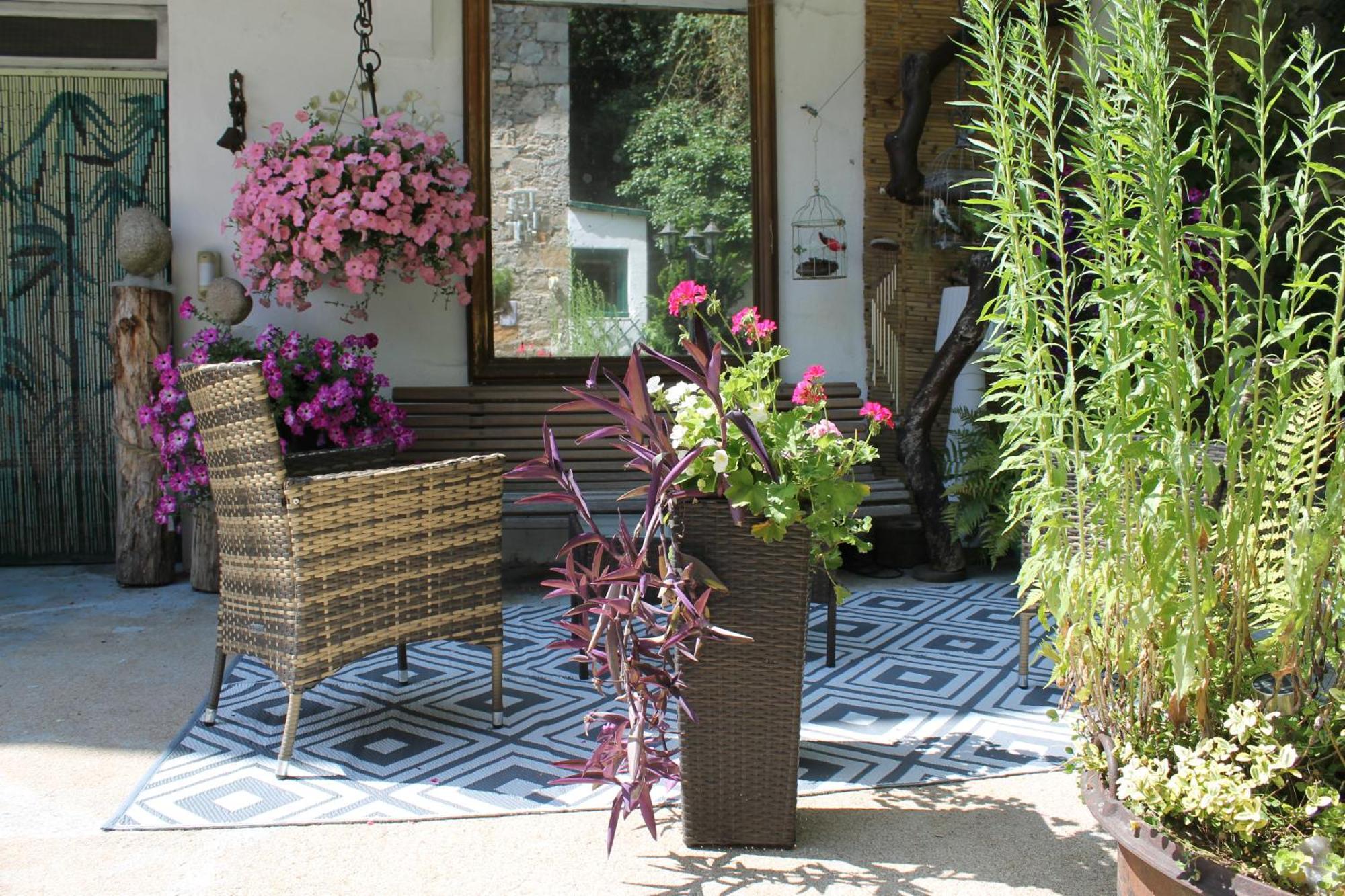Studio Malou, Cuisine, Salle D'Eau, Terrasse Amenagee Olliergues Екстер'єр фото